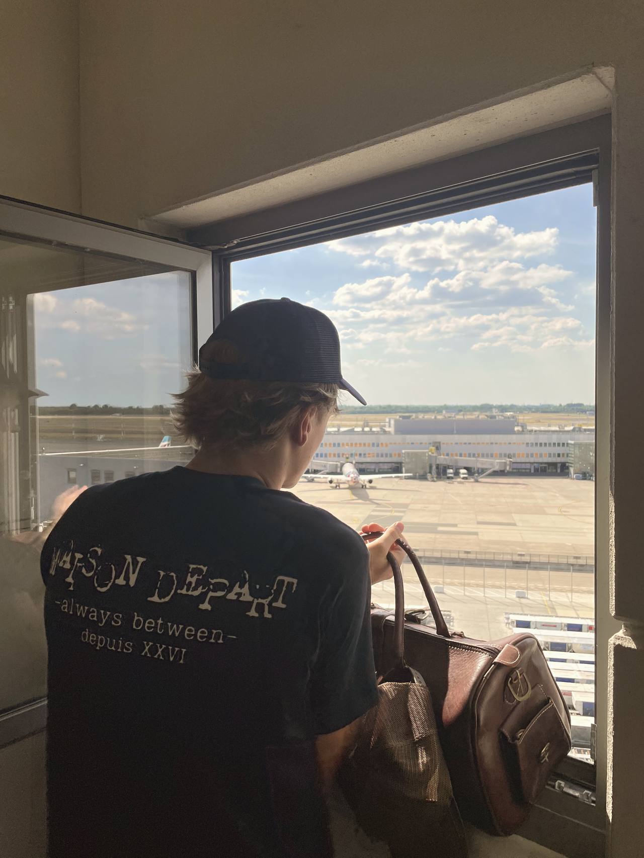 Maison Depart — window, departures