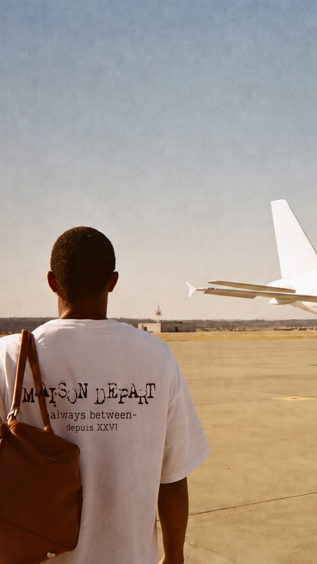 Maison Depart — hero mobile, walking to the plane