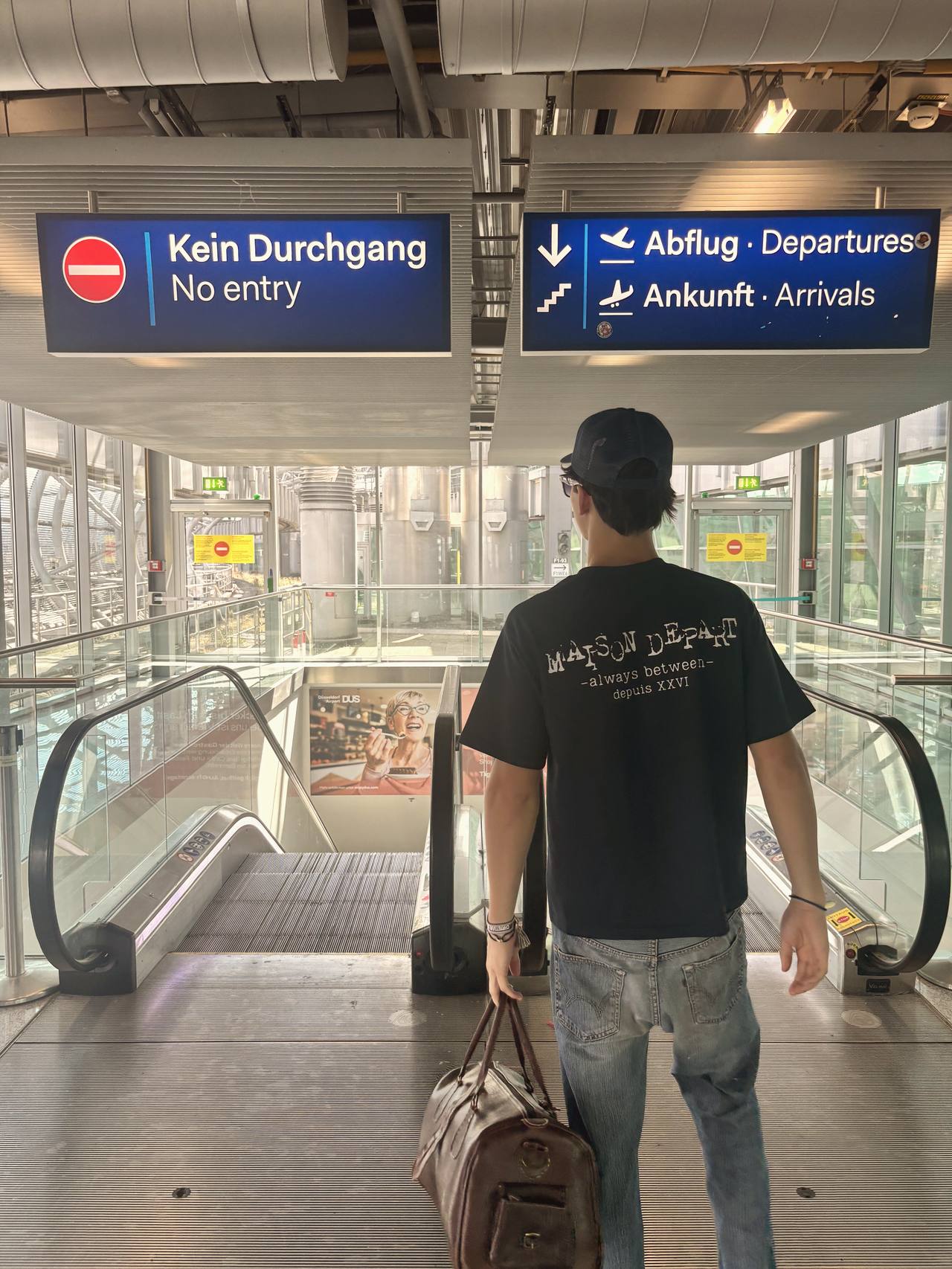 Maison Depart — departures escalator